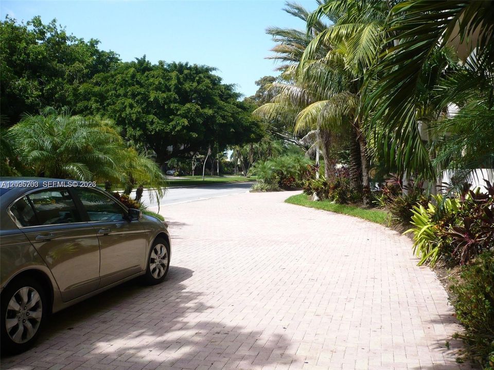 For Rent: $1,750 (1 beds, 1 baths, 714 Square Feet)