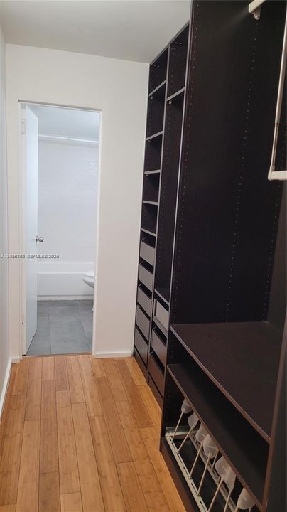 For Rent: $1,750 (1 beds, 1 baths, 714 Square Feet)
