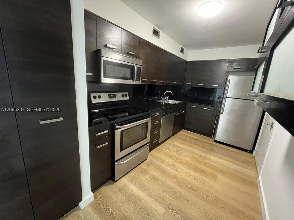 For Rent: $2,600 (1 beds, 1 baths, 910 Square Feet)