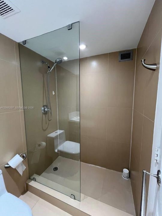 For Rent: $2,600 (1 beds, 1 baths, 910 Square Feet)