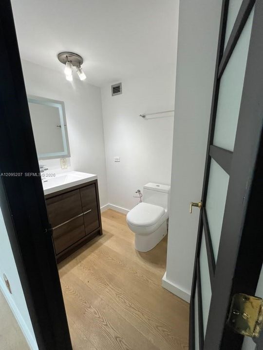 For Rent: $2,600 (1 beds, 1 baths, 910 Square Feet)