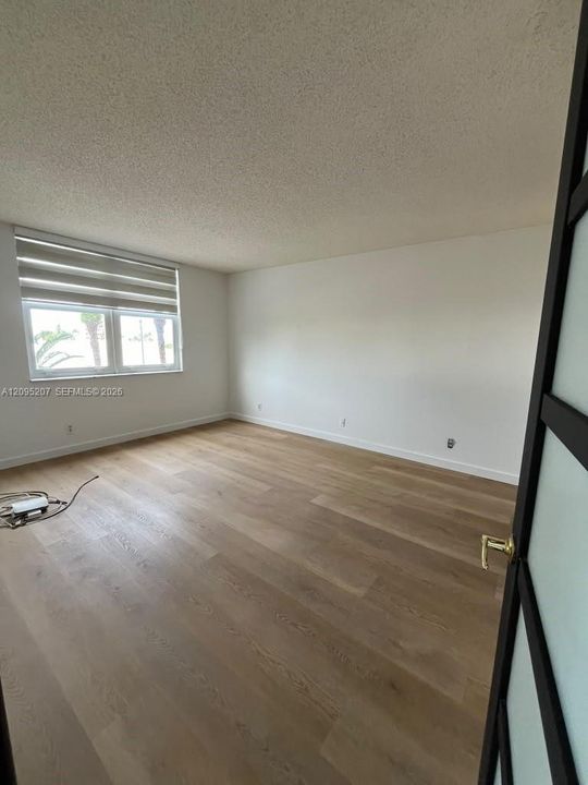 For Rent: $2,600 (1 beds, 1 baths, 910 Square Feet)