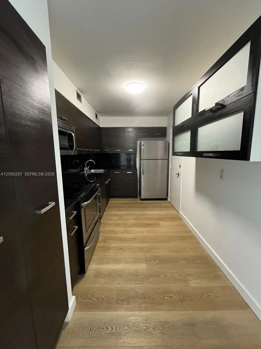 For Rent: $2,600 (1 beds, 1 baths, 910 Square Feet)