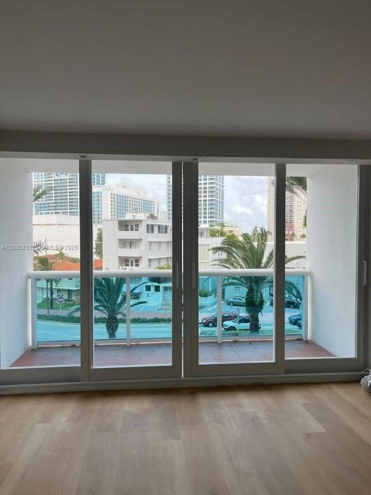 For Rent: $2,600 (1 beds, 1 baths, 910 Square Feet)