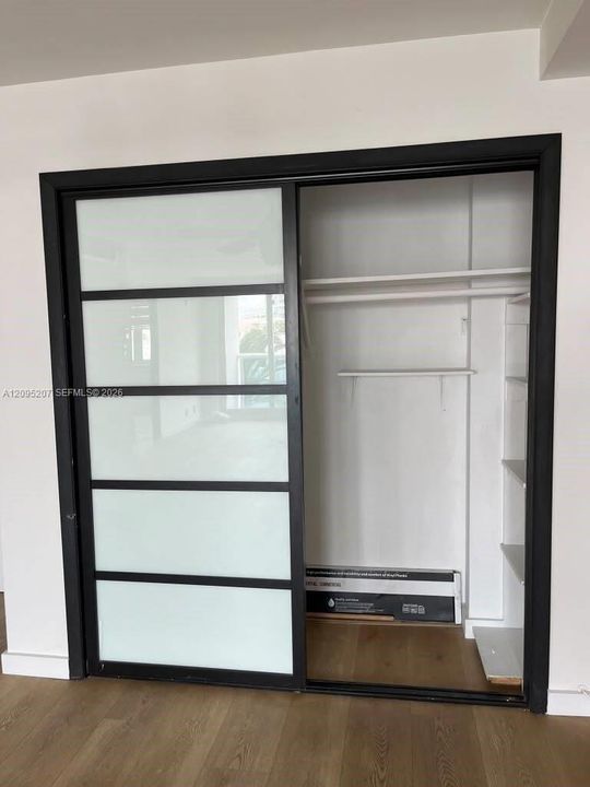 For Rent: $2,600 (1 beds, 1 baths, 910 Square Feet)