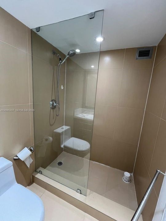 For Rent: $2,600 (1 beds, 1 baths, 910 Square Feet)