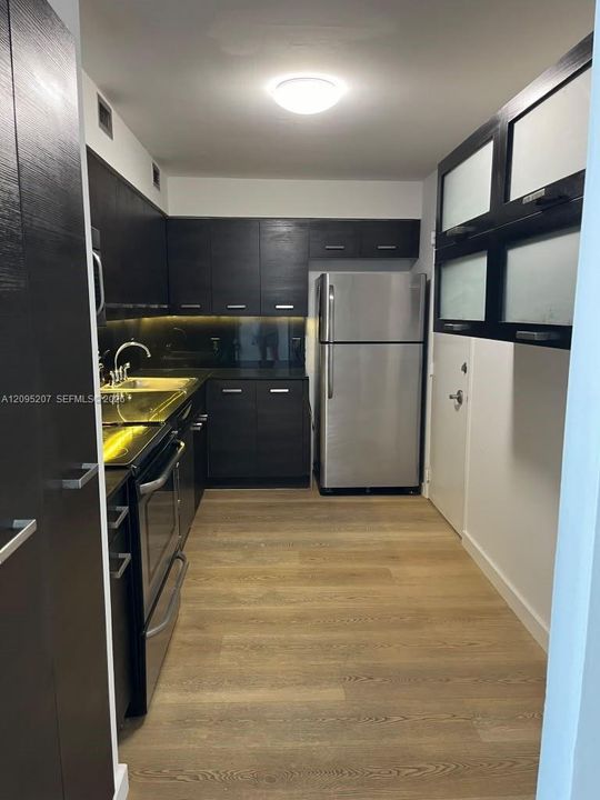 For Rent: $2,600 (1 beds, 1 baths, 910 Square Feet)