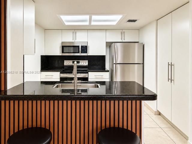 For Sale: $215,000 (2 beds, 2 baths, 910 Square Feet)