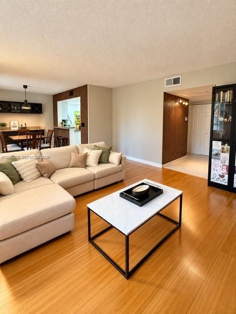 For Sale: $215,000 (2 beds, 2 baths, 910 Square Feet)