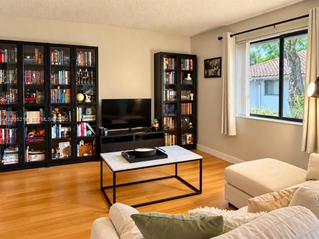 For Sale: $215,000 (2 beds, 2 baths, 910 Square Feet)