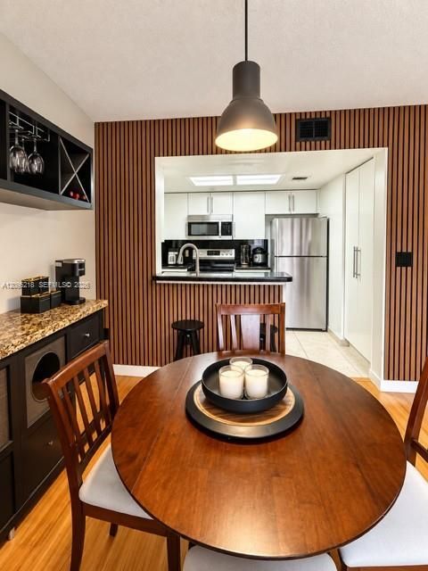 For Sale: $215,000 (2 beds, 2 baths, 910 Square Feet)