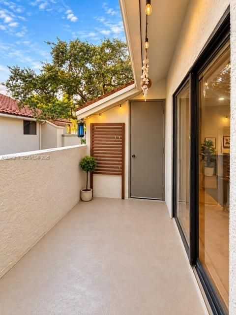 For Sale: $215,000 (2 beds, 2 baths, 910 Square Feet)