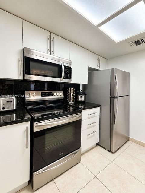 For Sale: $215,000 (2 beds, 2 baths, 910 Square Feet)