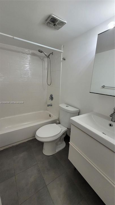 For Sale: $215,000 (1 beds, 1 baths, 714 Square Feet)