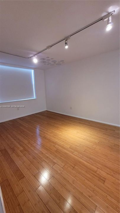 For Sale: $215,000 (1 beds, 1 baths, 714 Square Feet)