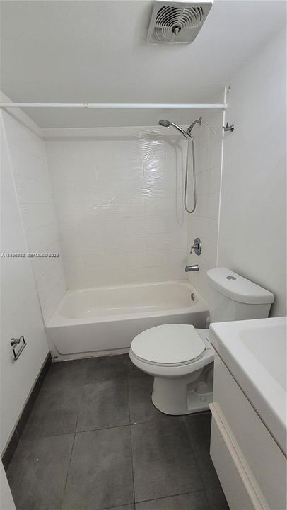 For Sale: $215,000 (1 beds, 1 baths, 714 Square Feet)