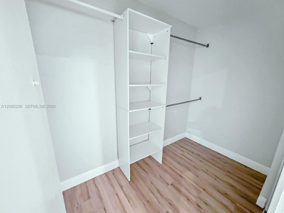 En Venta: $695,000 (4 camas, 2 baños, 2099 Pies cuadrados)