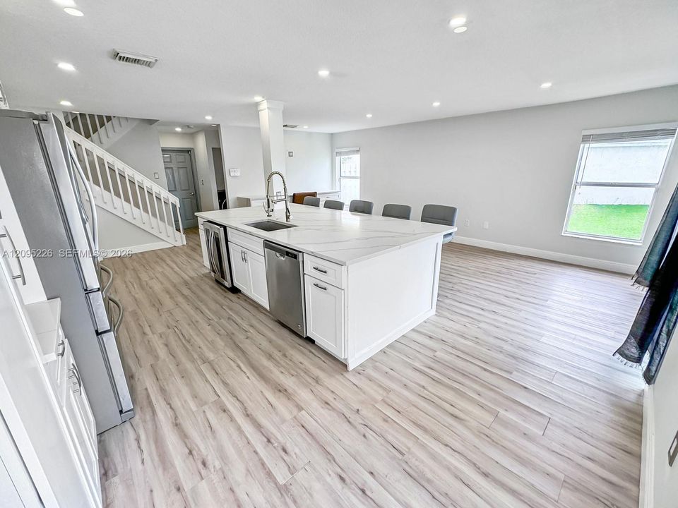 En Venta: $695,000 (4 camas, 2 baños, 2099 Pies cuadrados)