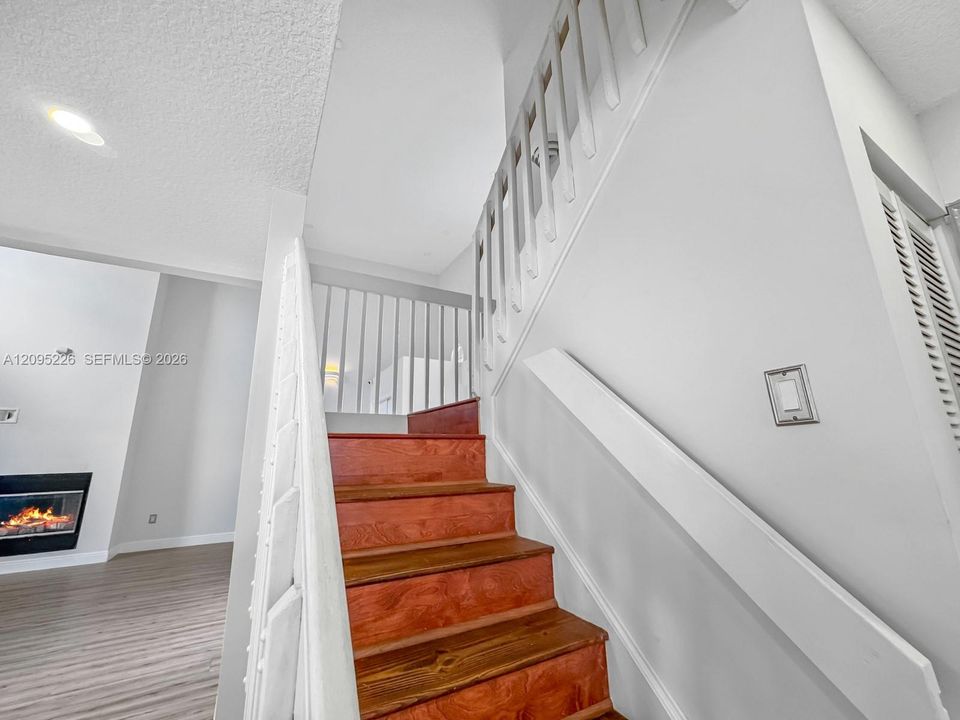 En Venta: $695,000 (4 camas, 2 baños, 2099 Pies cuadrados)