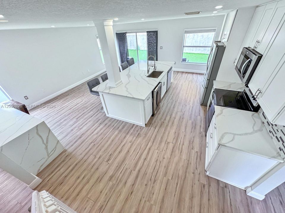 En Venta: $695,000 (4 camas, 2 baños, 2099 Pies cuadrados)