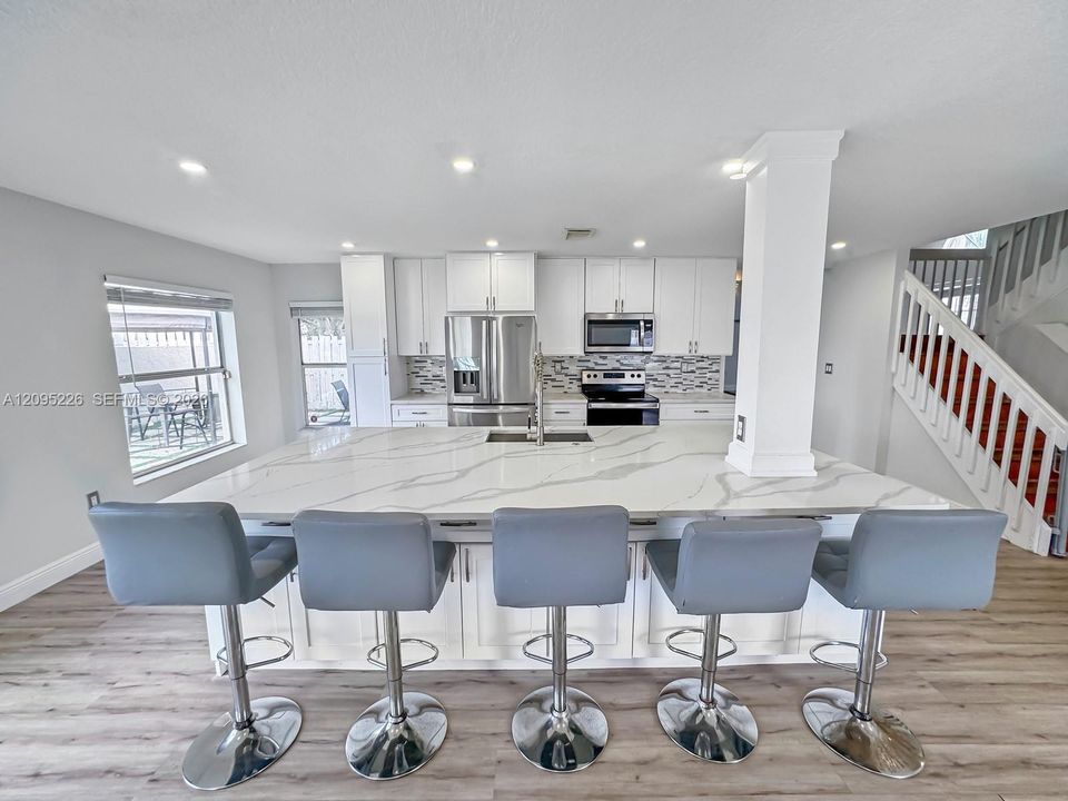 En Venta: $695,000 (4 camas, 2 baños, 2099 Pies cuadrados)
