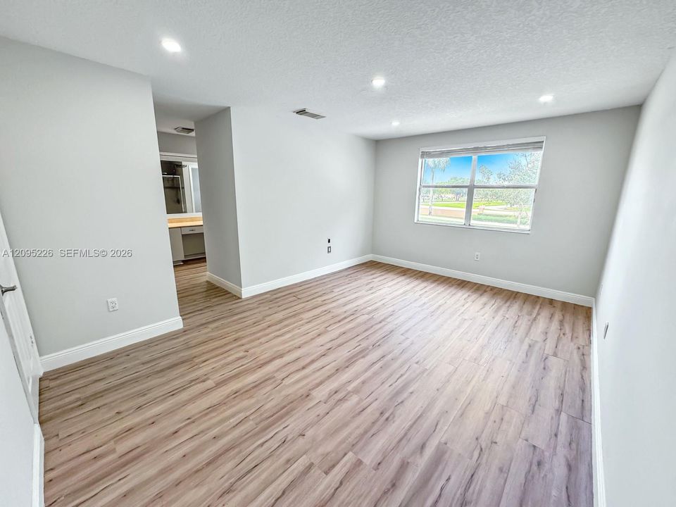 En Venta: $695,000 (4 camas, 2 baños, 2099 Pies cuadrados)