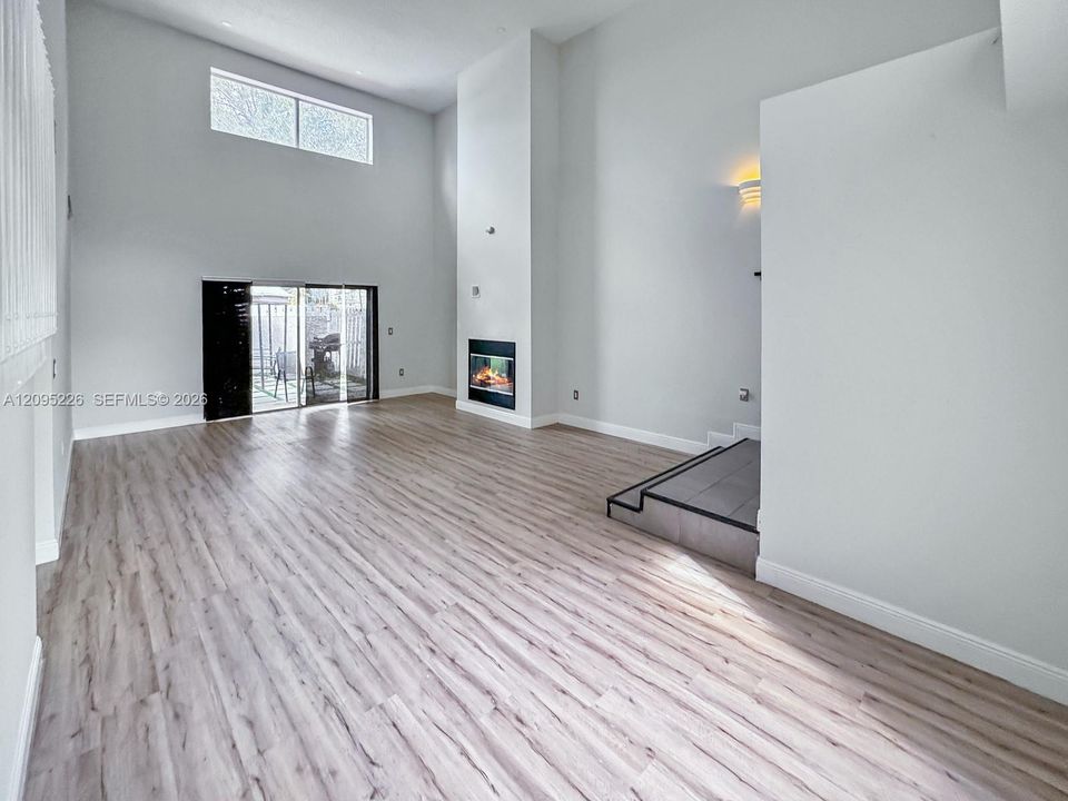 En Venta: $695,000 (4 camas, 2 baños, 2099 Pies cuadrados)