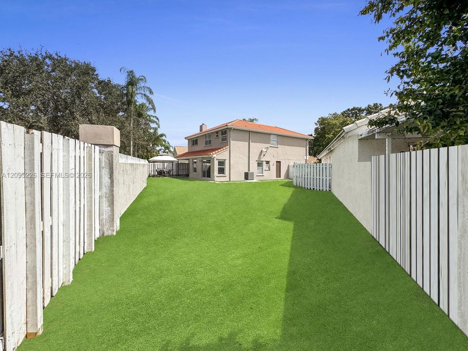 En Venta: $695,000 (4 camas, 2 baños, 2099 Pies cuadrados)