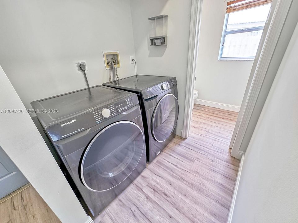En Venta: $695,000 (4 camas, 2 baños, 2099 Pies cuadrados)