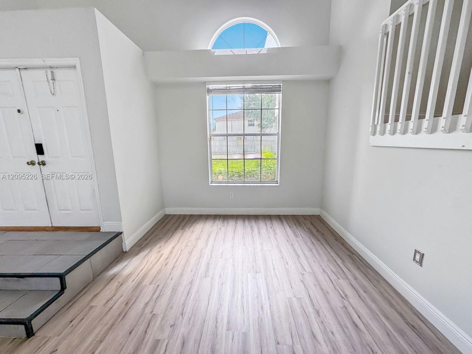 En Venta: $695,000 (4 camas, 2 baños, 2099 Pies cuadrados)
