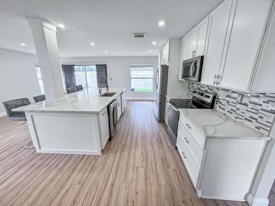 En Venta: $695,000 (4 camas, 2 baños, 2099 Pies cuadrados)
