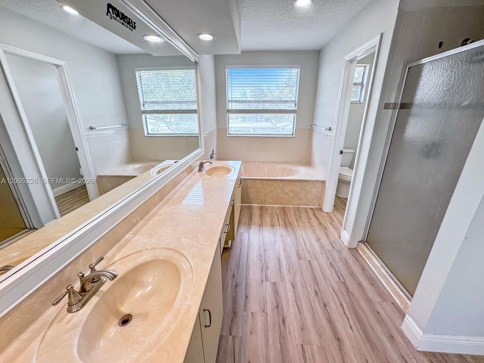En Venta: $695,000 (4 camas, 2 baños, 2099 Pies cuadrados)