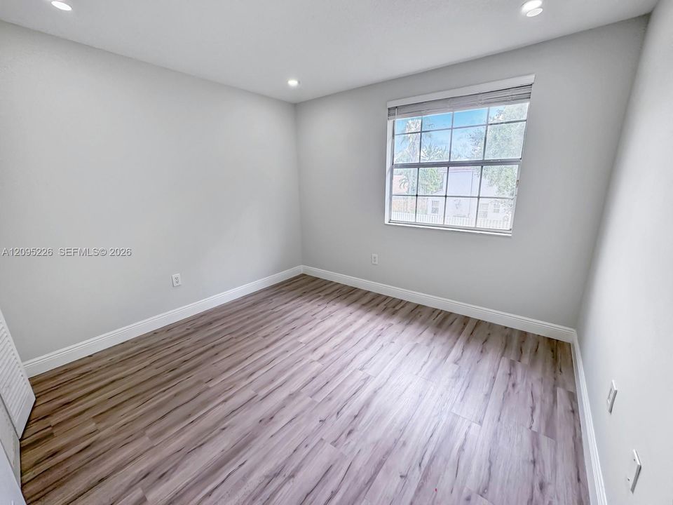 En Venta: $695,000 (4 camas, 2 baños, 2099 Pies cuadrados)