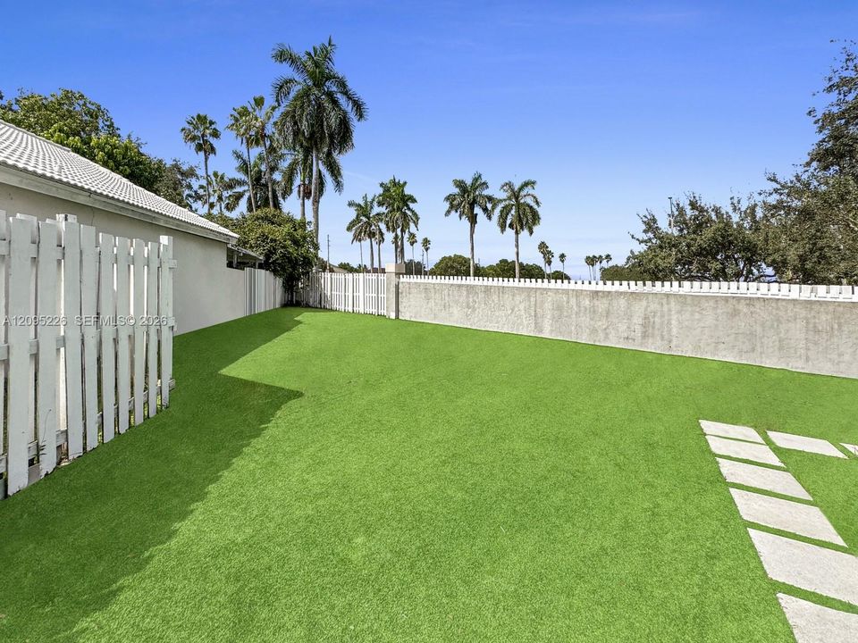 En Venta: $695,000 (4 camas, 2 baños, 2099 Pies cuadrados)