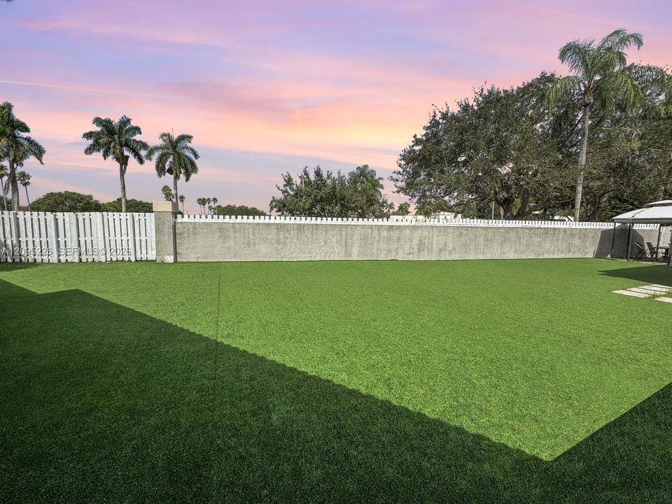 En Venta: $695,000 (4 camas, 2 baños, 2099 Pies cuadrados)