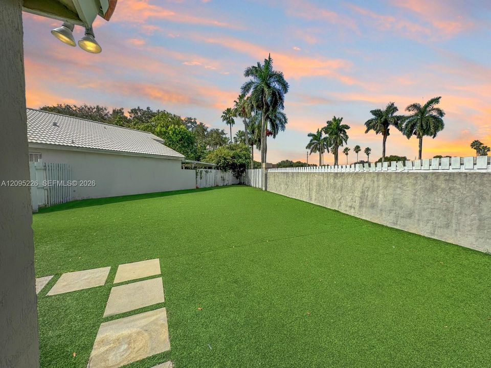 En Venta: $695,000 (4 camas, 2 baños, 2099 Pies cuadrados)