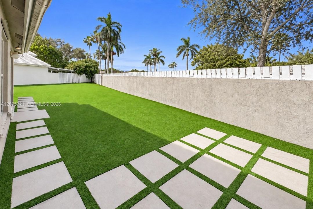 En Venta: $695,000 (4 camas, 2 baños, 2099 Pies cuadrados)