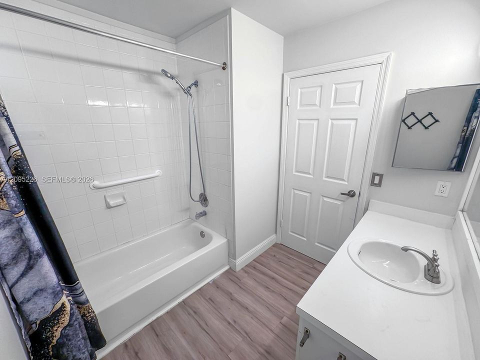 En Venta: $695,000 (4 camas, 2 baños, 2099 Pies cuadrados)