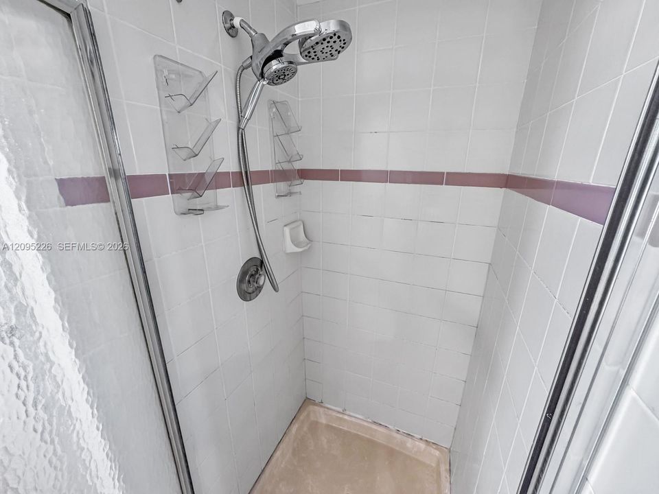 En Venta: $695,000 (4 camas, 2 baños, 2099 Pies cuadrados)