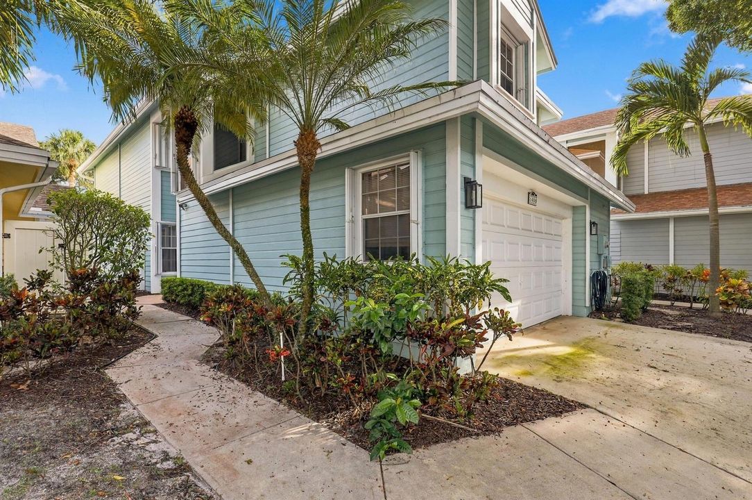 Charming 3/2.5 in Central Boca Raton