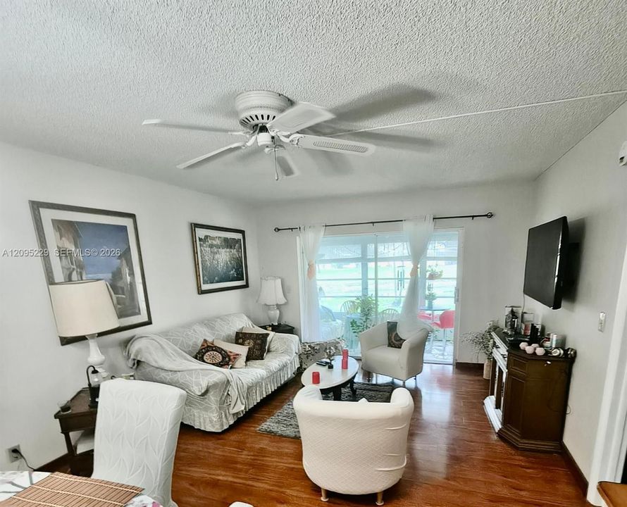 For Sale: $124,500 (2 beds, 2 baths, 1021 Square Feet)