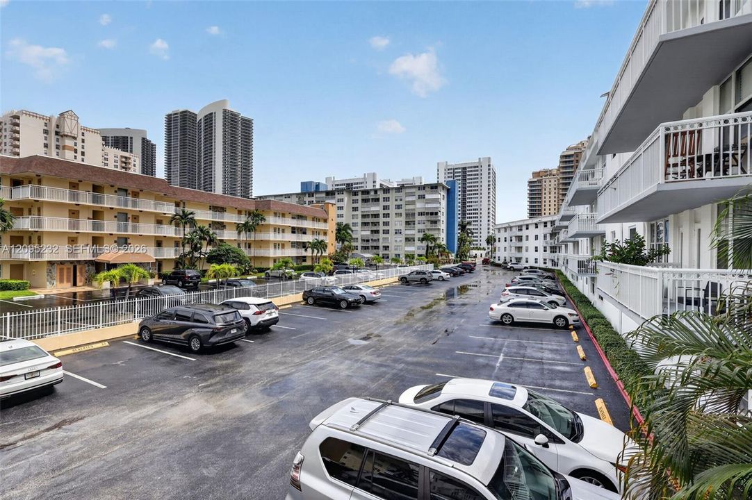 待售: $249,000 (2 贝兹, 2 浴室, 945 平方英尺)