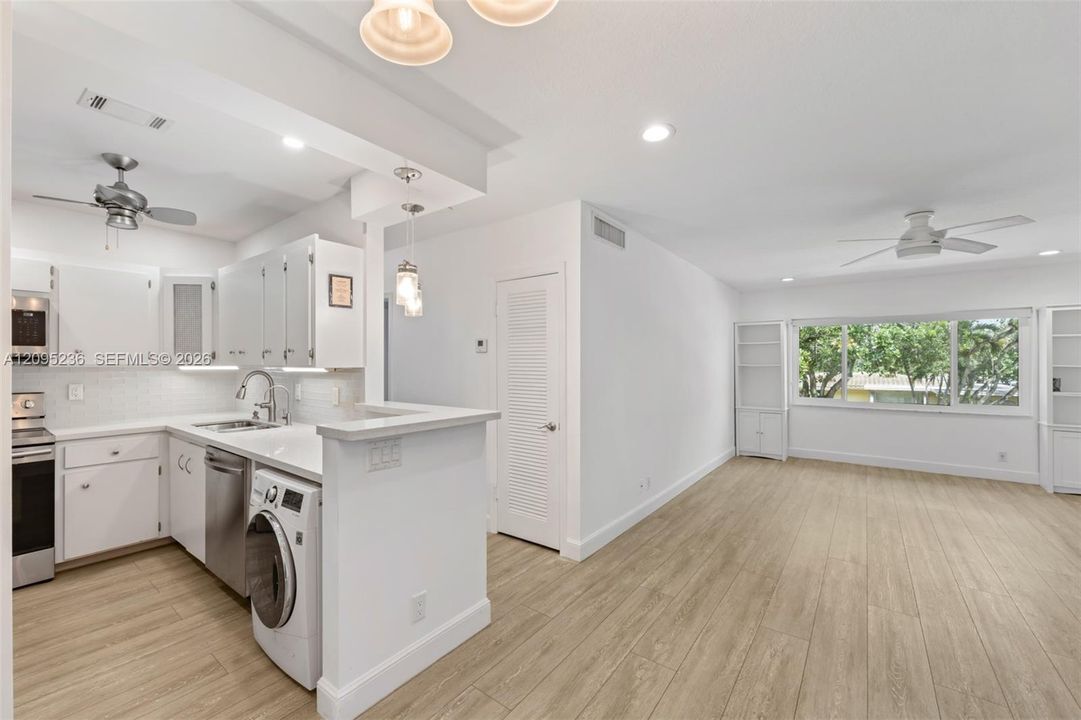 For Sale: $199,900 (2 beds, 2 baths, 1100 Square Feet)