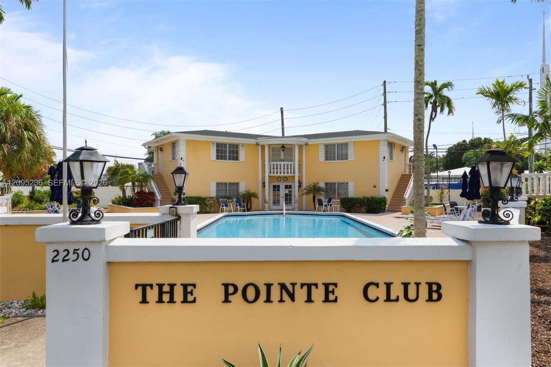 For Sale: $199,900 (2 beds, 2 baths, 1100 Square Feet)