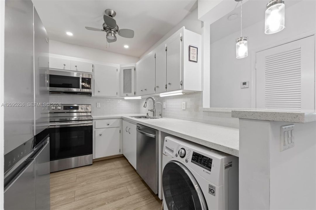 For Sale: $199,900 (2 beds, 2 baths, 1100 Square Feet)