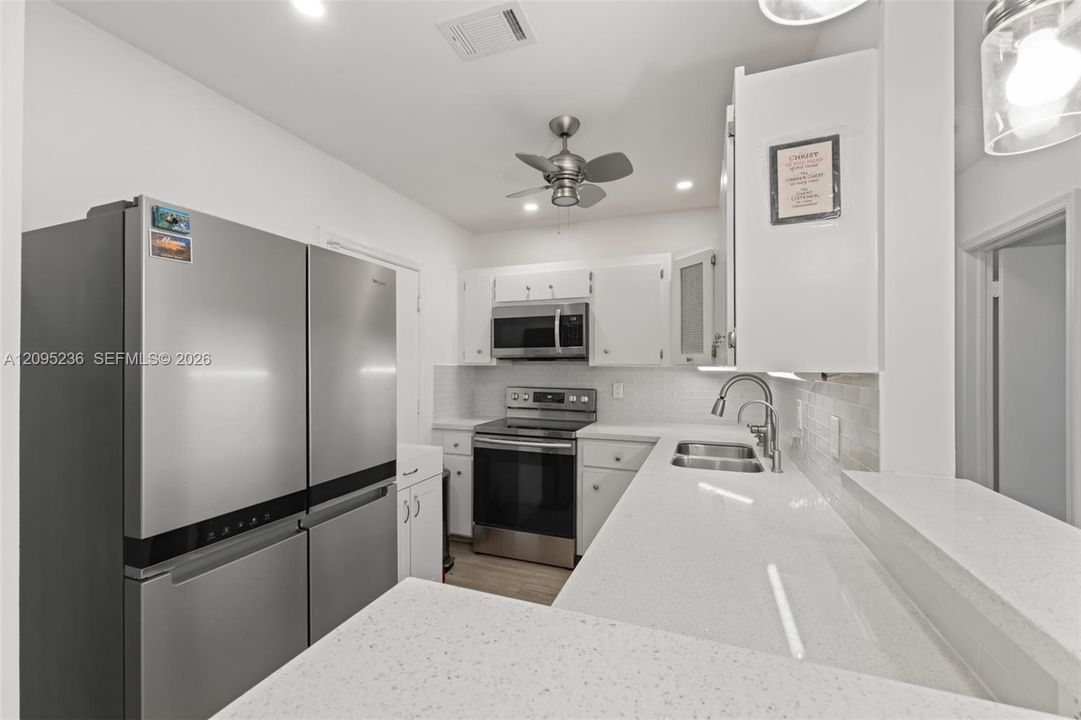 For Sale: $199,900 (2 beds, 2 baths, 1100 Square Feet)