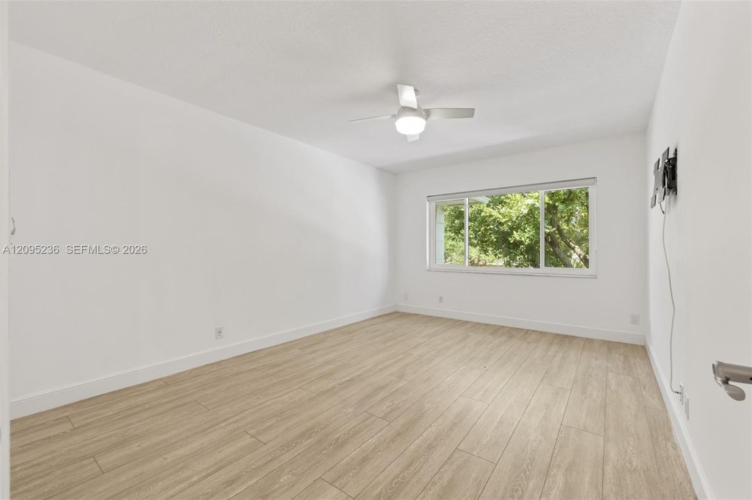 For Sale: $199,900 (2 beds, 2 baths, 1100 Square Feet)