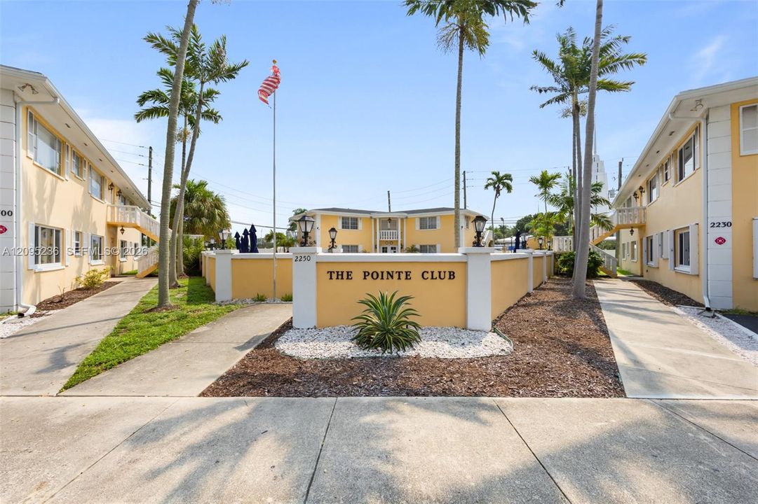 For Sale: $199,900 (2 beds, 2 baths, 1100 Square Feet)