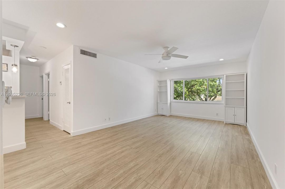 For Sale: $199,900 (2 beds, 2 baths, 1100 Square Feet)