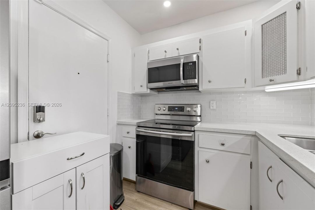 For Sale: $199,900 (2 beds, 2 baths, 1100 Square Feet)